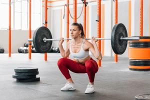 Barbell squat strength training for beginners.